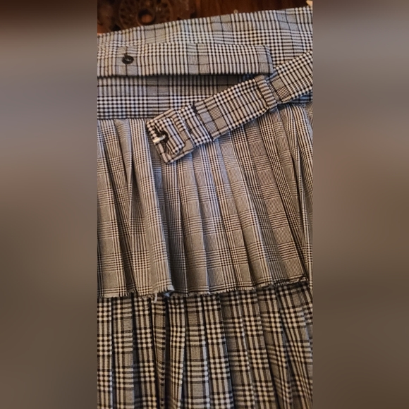 Cute little quad layer tartan mini skirt. - Picture 3 of 5